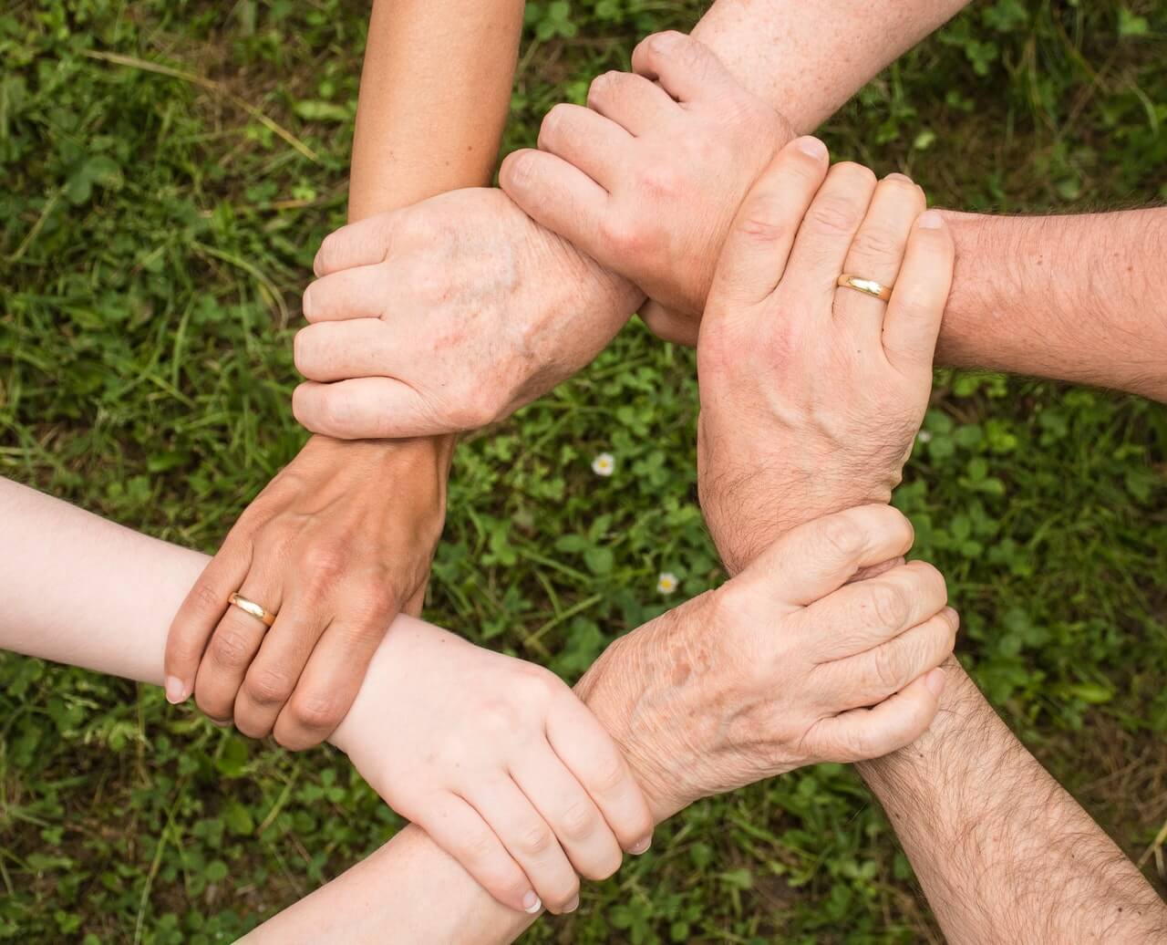 Buyer-Groups-Growth-Hands