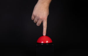 “推着恐慌按钮一个人要按红色按钮”由focusonmore.com 2.0 CC下许可。