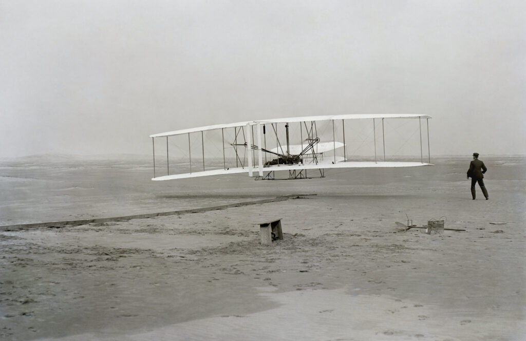 Image of the Wright Brothers' first powered flight, in 1903.